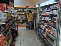 零售区-全家便利店(愚园店)