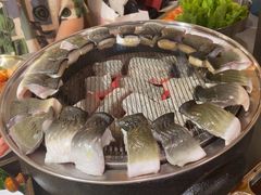 -围炉肉舍•炭烤活鳗•丹东海鲜烤肉(步行街店)