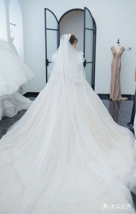 禕·愫白婚纱商店图片