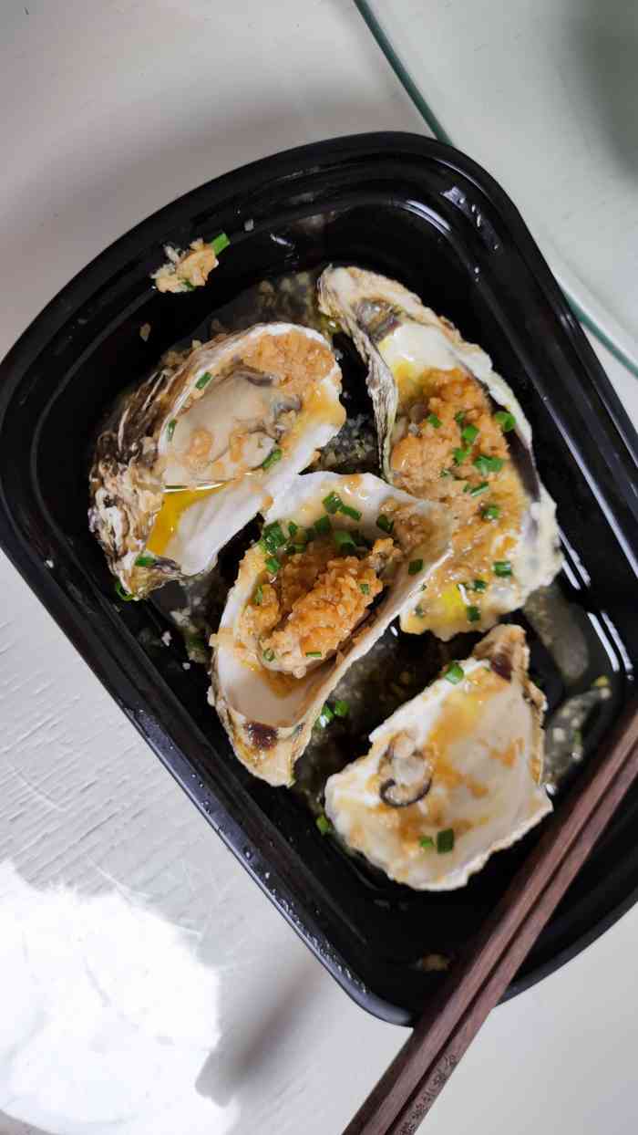 叫的外卖,烤生蚝 烤五花肉 鸡肉小串 烤鲜羊肉 牛肉大串,每种都叫了一