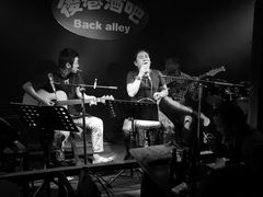 老板的朋友&nbsp;鼓和吉他都很棒-后巷酒吧Back Alley(未来广场店)