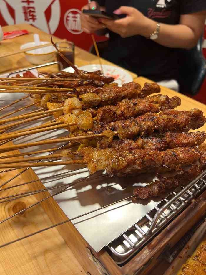 赫军辉烧烤(佳园路店)-"[薄荷]环境: 四层楼的设计,一楼都是厨.