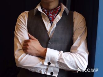 西服能展现男人最优雅的一面，穿上能给人带来希望及稳重