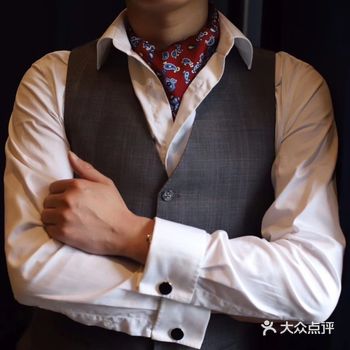 西服能展现男人最优雅的一面,穿上能给人带来希望及稳重