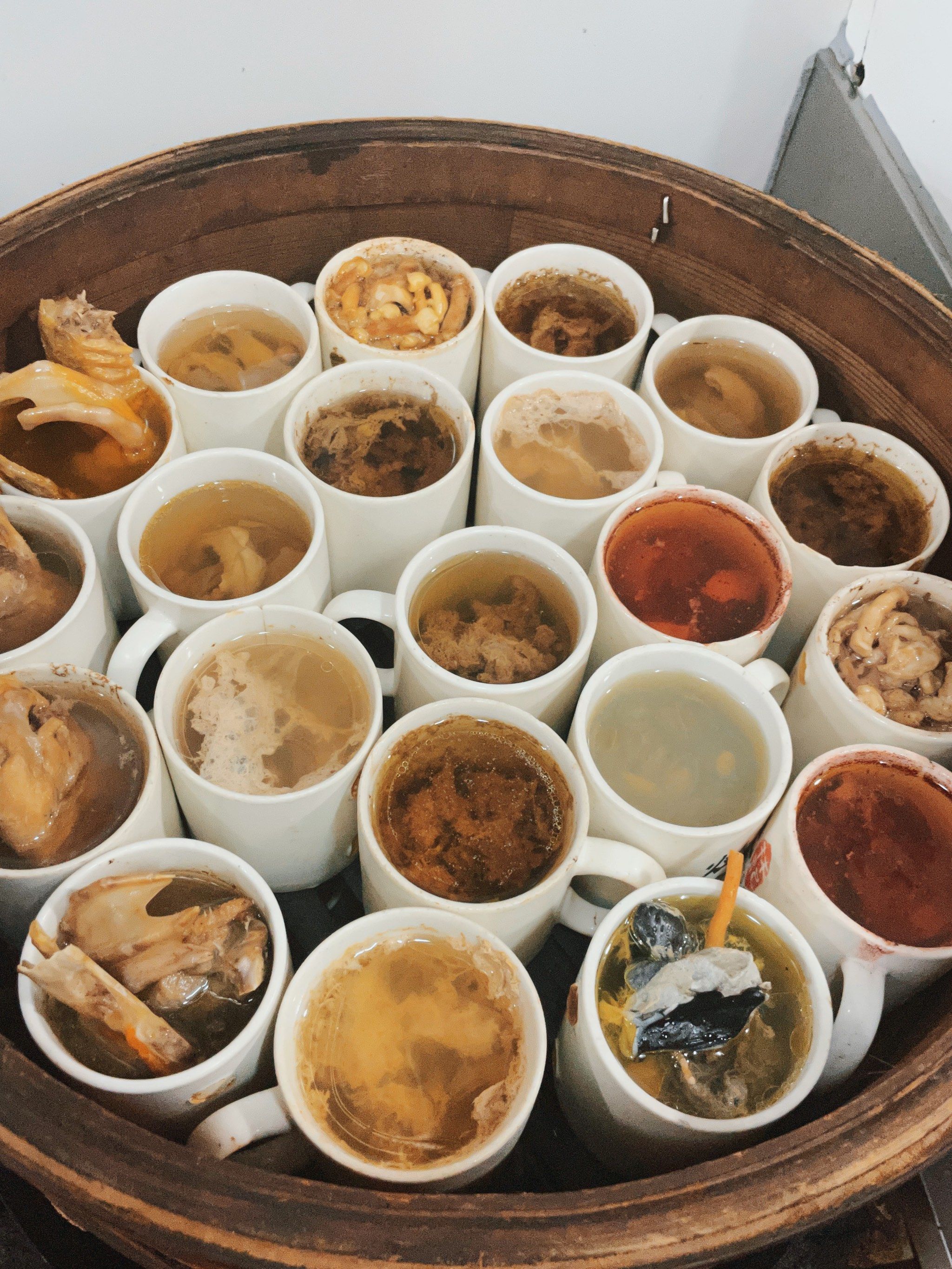 n就在原古街老牌炖罐～
各种各样的食材的炖罐,汤底看起来都很橇亮