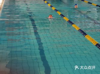 夏天孩子的消暑好方法，总体3层，1楼游泳池及更衣室