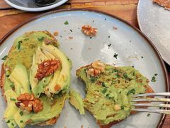 牛油果煮蛋吐司-RAC BAR(安福路店)