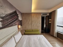 -西安大雁塔科技大学地铁站亚朵酒店