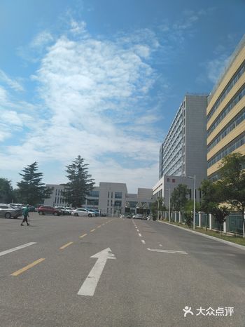 ​医院很新，住院部的负一层是食堂