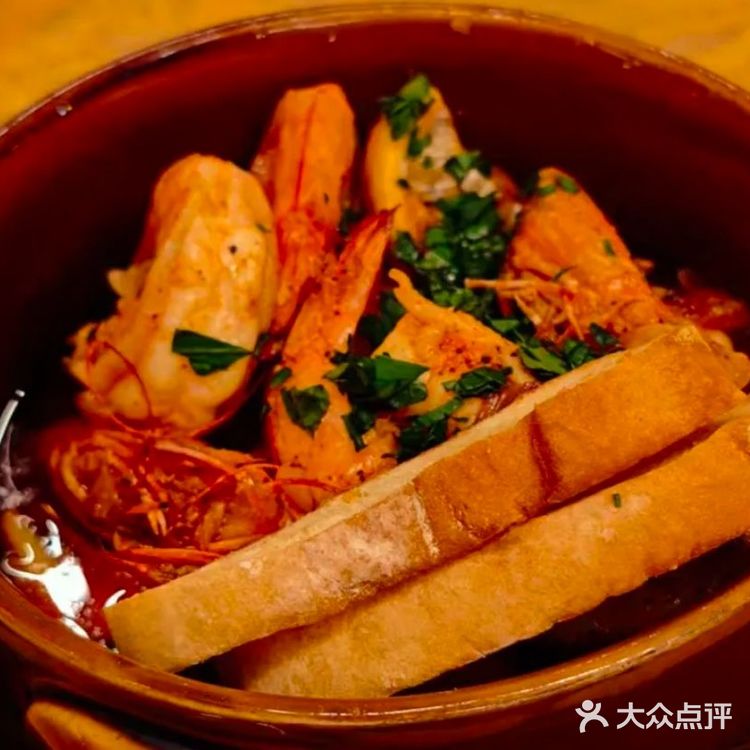 夜晚的烛光与美味佳肴