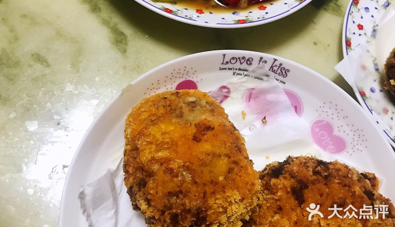放碗中，加芝麻，热油倒入。倒入三勺陈醋，两勺味极鲜