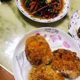 放碗中，加芝麻，热油倒入。倒入三勺陈醋，两勺味极鲜
