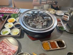 -围炉肉舍•炭烤活鳗•丹东海鲜烤肉(步行街店)