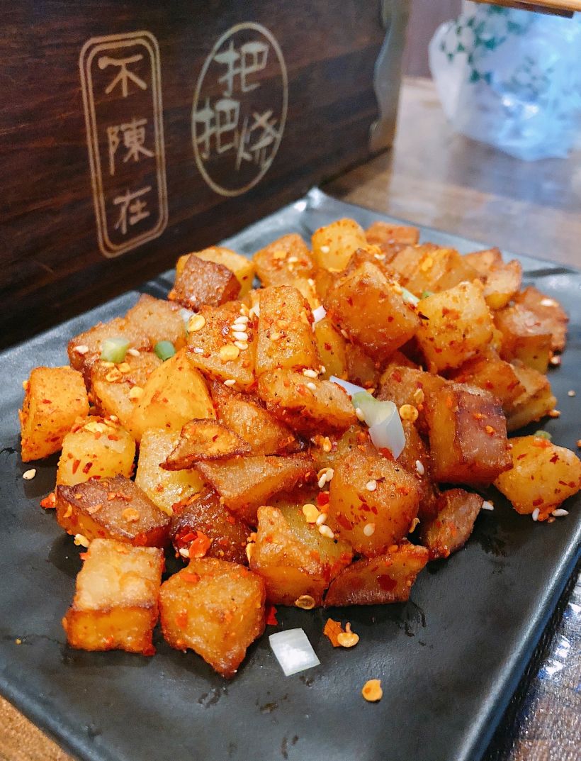 「包浆豆腐」铁板豆腐吱溜吱溜,豆腐外焦里嫩,上面搭配甜口榨菜,葱花