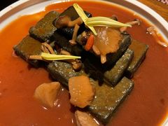猴头菇鲍汁瑶柱扒制黑豆腐-肴约·花园式餐厅(湖里店)