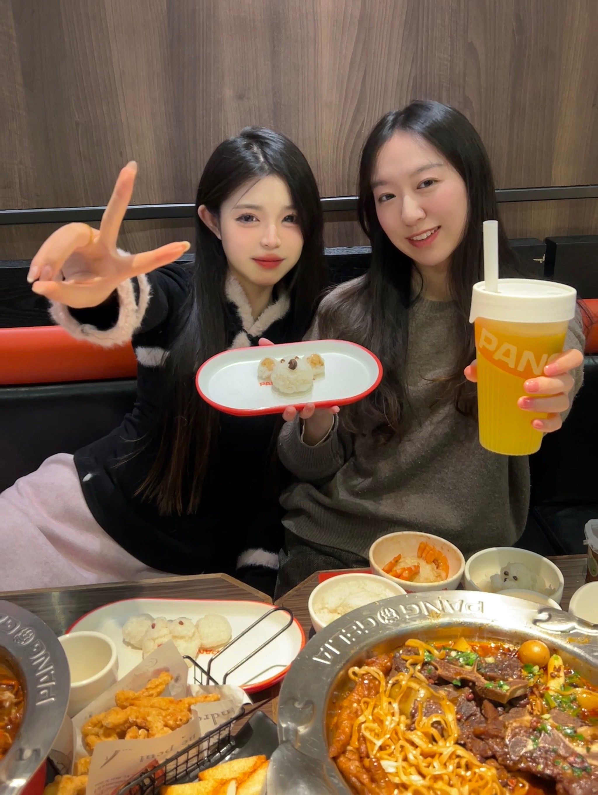 这次来吃胖哥俩还解锁了自己捏饭团的新吃法,本来和姐妹一起吃饭就