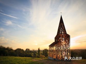 这座教堂是由比利时建筑师 Pieterjan