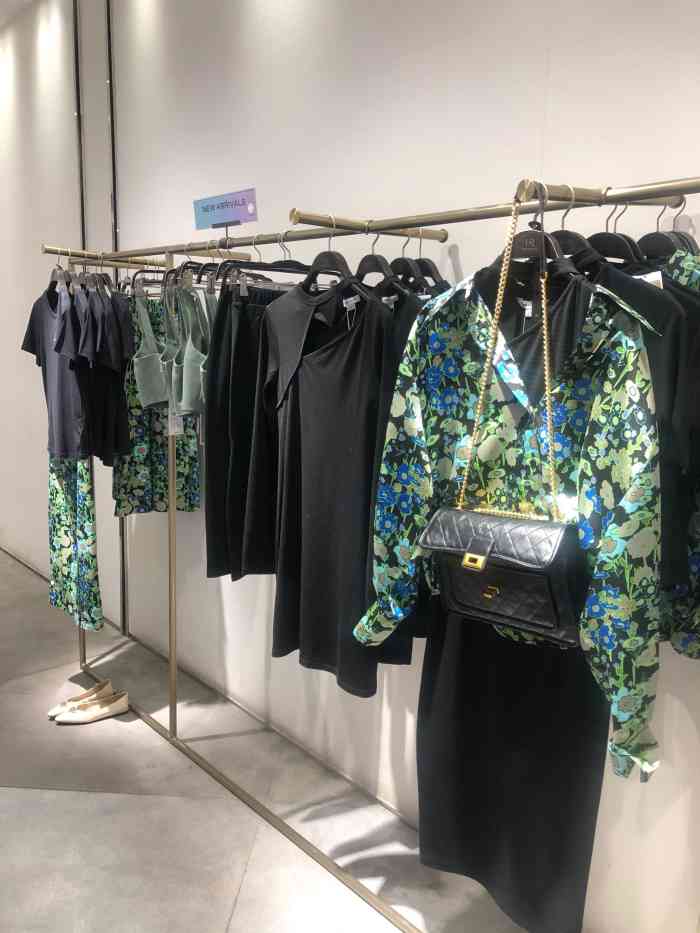 urban revivo(天津世纪都会店)-"世纪都会一层有一个超大的urban re.