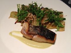 三道菜式套餐的烤鱼主菜-海角轩·三亚文华东方酒店