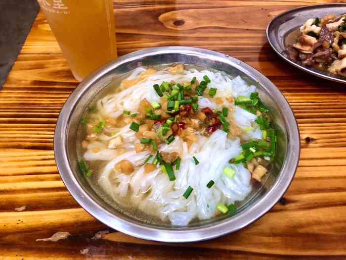 友辰生料粉(百色第三分店)-"普通的路边店.一种新的吃法.在我住的.