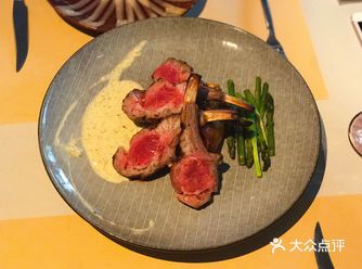 喜欢在那里花园里用餐，环境格外安静～ 店里主厨是外国