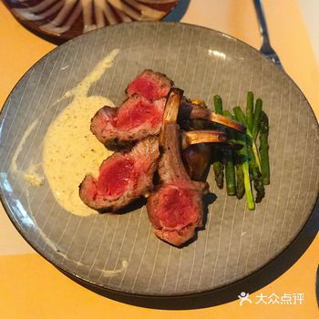 喜欢在那里花园里用餐，环境格外安静～ 店里主厨是外国