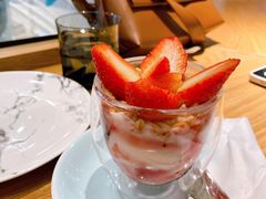 草莓燕麦酸奶杯-魏客咖啡(中铁中心店)
