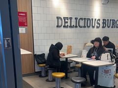 -麦当劳(上海虹桥站30B检票口楼上)