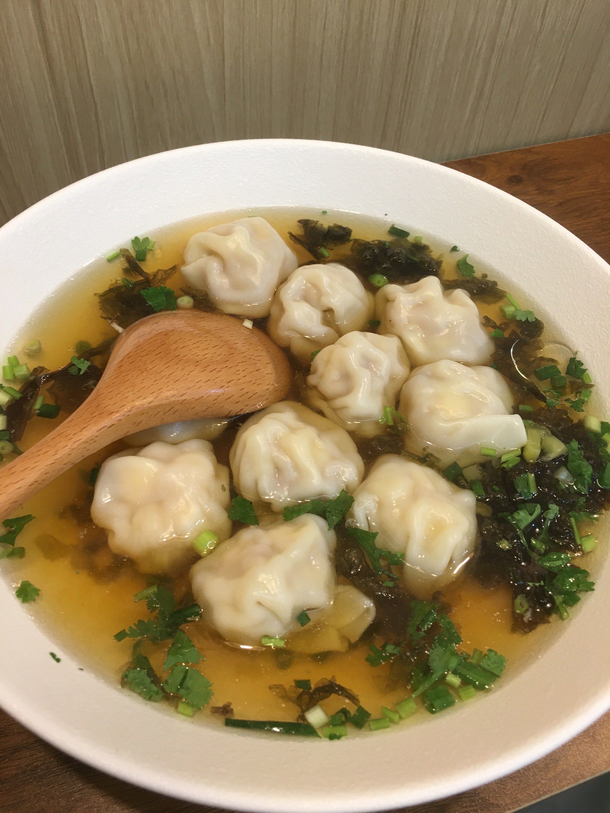 一碗热腾腾的鲜美大馄饨