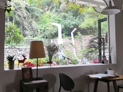 -彳亍咖啡·这里(水湾路店)