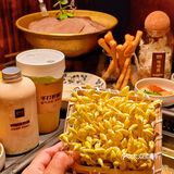 一口火锅一口奶茶，消夏标配解暑又解辣！爱惨了爱惨了[色]