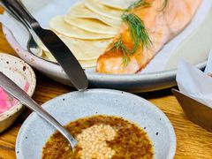 烟熏三文鱼配烤饺子皮和芥末籽酱-BOR Eatery(安福路店)