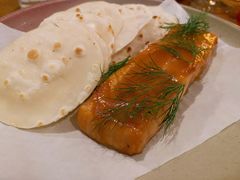 烟熏三文鱼配烤饺子皮和芥末籽酱-BOR Eatery(安福路店)