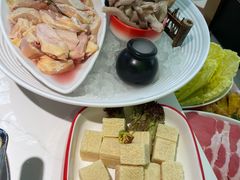 -洪氏嗨捞·广东猪肚鸡·椰子鸡火锅(西咸万象城店)