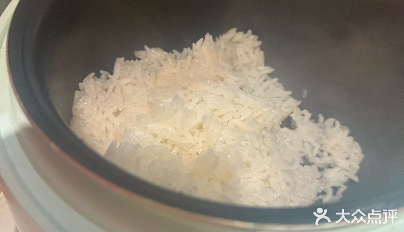 楠城湘餐厅以地道湘菜闻名,辣味层次分明,食材新鲜分量足