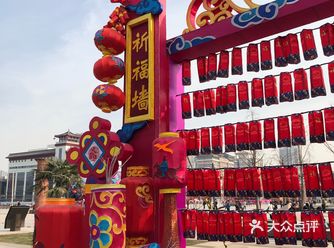 走近了才发现都是一毛一样的小灯笼样子的东西…