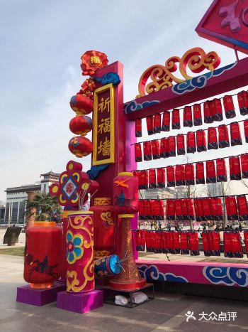 走近了才发现都是一毛一样的小灯笼样子的东西…