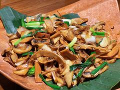 爆炒赤松茸黑牛肝菌-云海肴·汽锅鸡·云南菜(美罗城店)