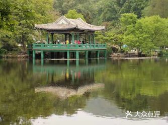 位置于南京市中山陵风景区至灵谷寺公路以南的流徽榭