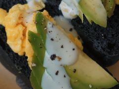 牛油果鸡蛋拼竹炭包-A30 BISTRO