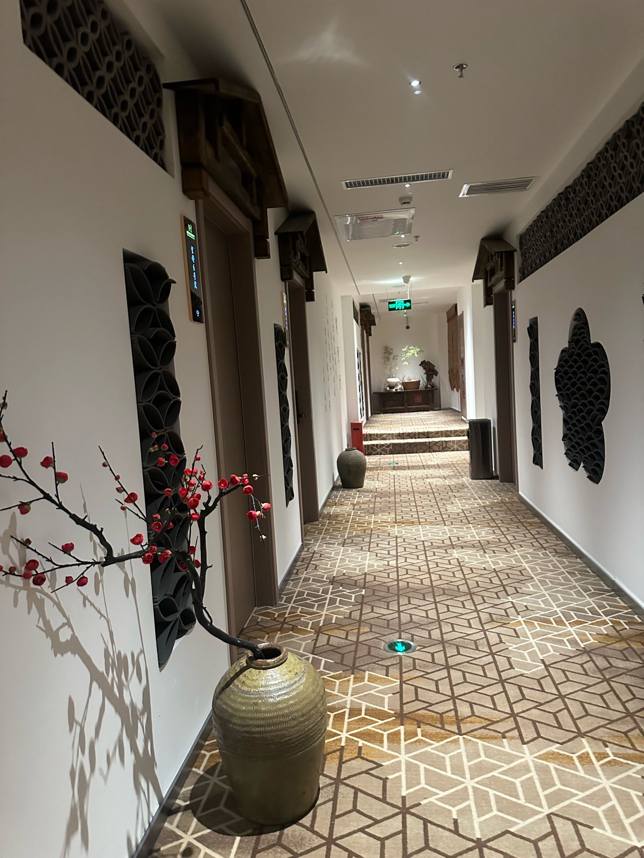 望舒茶舍酒店位于高铁站旁
江南风的环境 差点以为自己去了苏州🥰