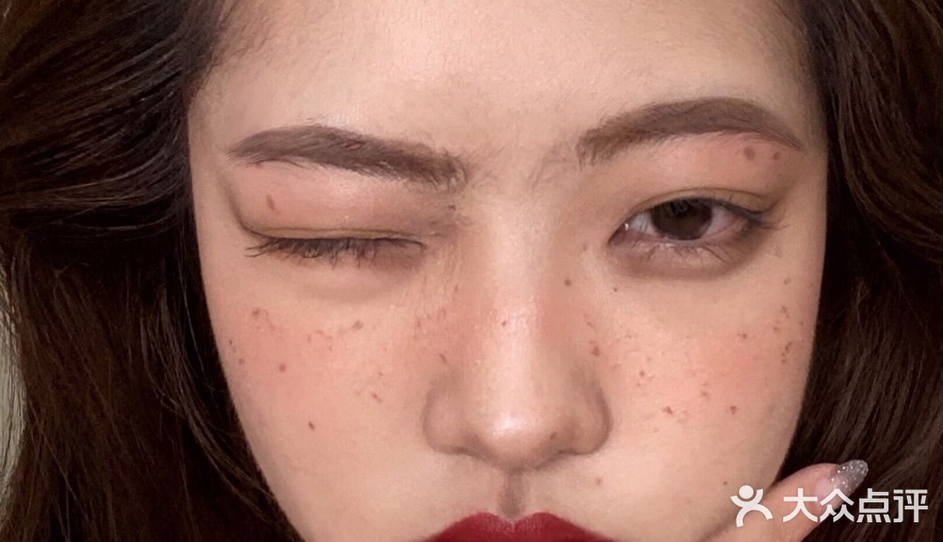 Jennie复古雀斑仿妆  | 这种红唇妆好显嫩哦
