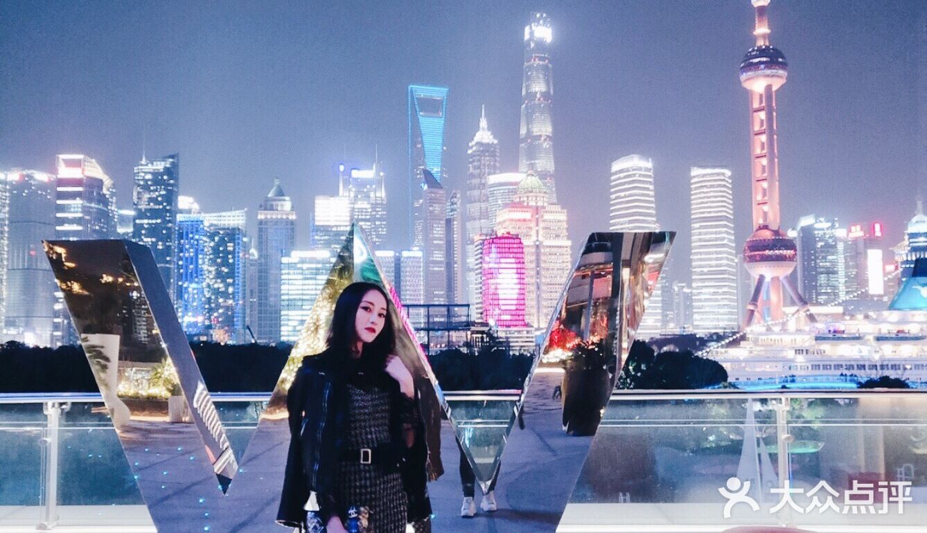 夜晚霓虹幻彩般的W酒店