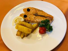 扒三文鱼排配香煎土豆角-老井俄式餐厅