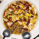 三个人点了3-4人份，有两条鱼，鱼肉比酸菜还多