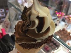 巧克力香草混合甜筒-GODIVA(海岸城店)