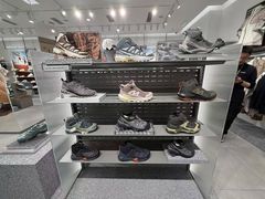 -SALOMON萨洛蒙(青岛海信店)