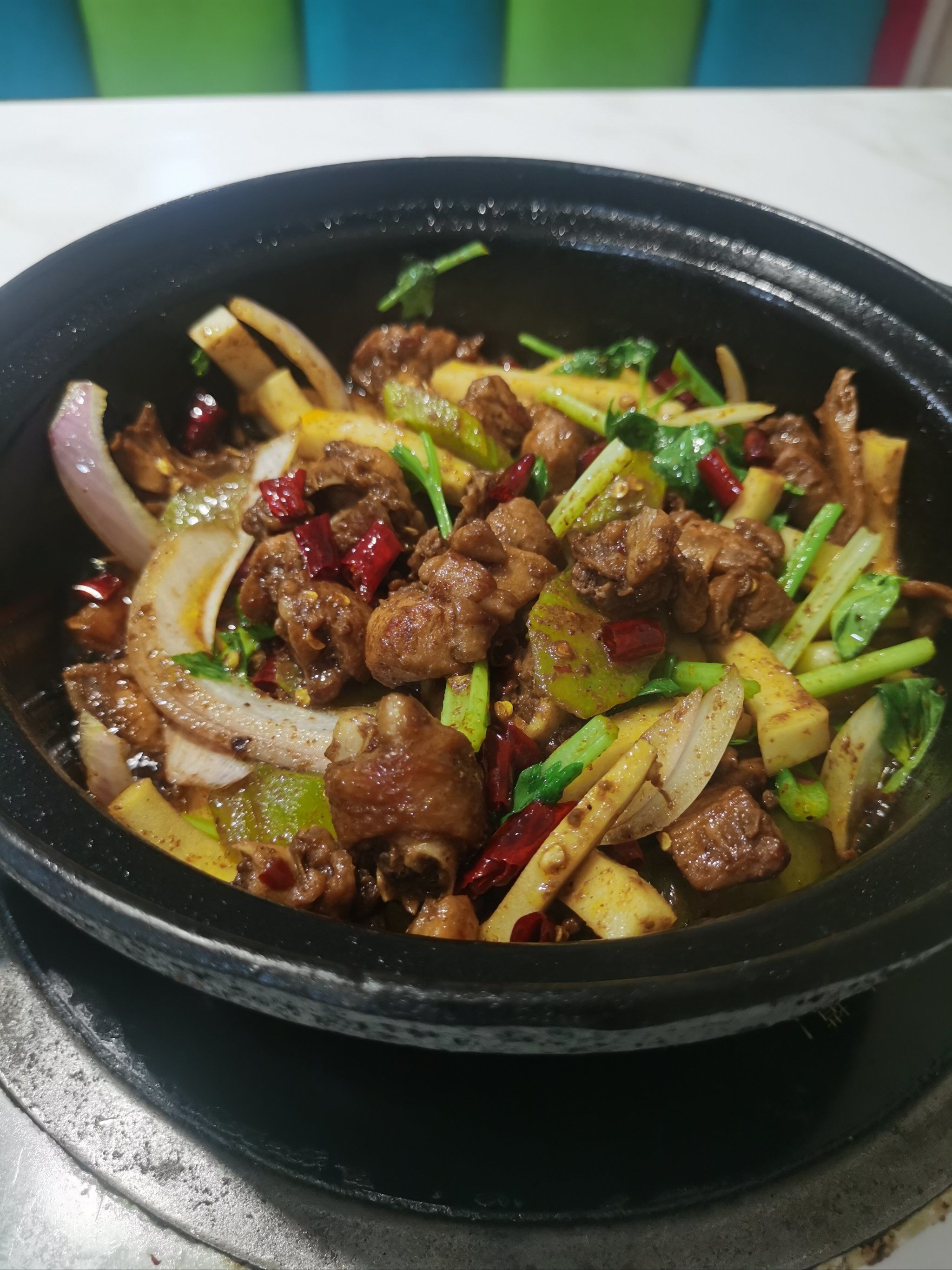 点外卖的那种鸡公煲不一样,很入味也很嫩,不是纯辣,里面的配菜也好吃