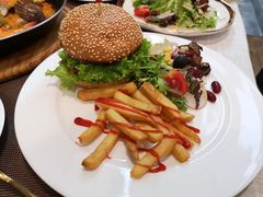Lucca牛肉汉堡-LUCCA卢卡西班牙海鲜饭(远洋广场店)