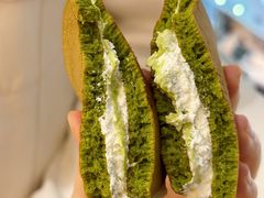 一口牛油果铜锣烧-泽田本家·铜锣烧(美罗城店)